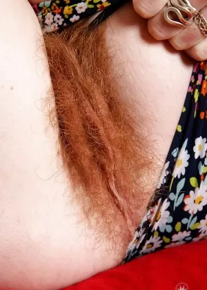 Рыжеволосая мамочка Ана Молли показывает волосатую вагину крупным планом