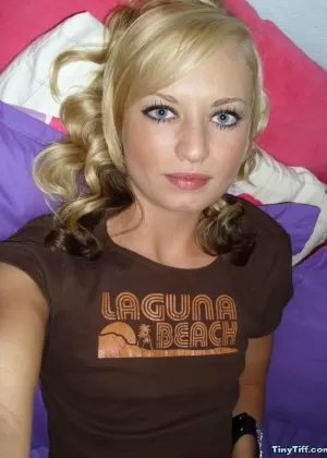 Грязная блондинка любительская крошечная Тифф делает селфи своей влажной киски