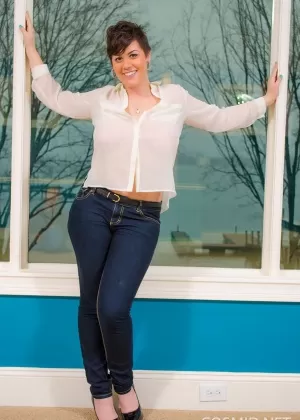 Коротко стриженная толстушки распустила свои большие натуральные сиськи, раздеваясь в первый раз