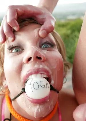 Грудастая МИЛФА красотка Nikki Sexx лижет яйца и жестко трахается связанная