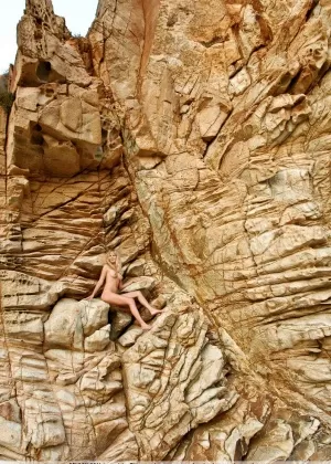 Длинноногая рыжеволосая Ариана Мари обхватывает свои упругие сиськи после позирования и дрочки