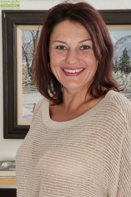 Домохозяйка средних лет Ава Остин начинает свою собственную карьеру обнаженной модели