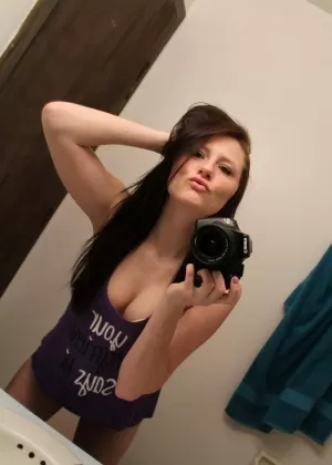 Симпатичная блондинка Коди Свитс делает селфи, раздеваясь догола на своей кровати