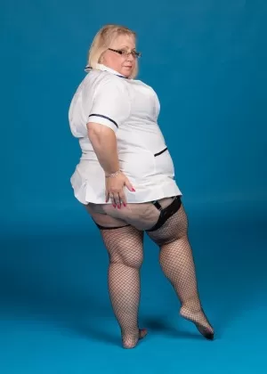 Европейская резиновая урод Латексная Люси кончает на язык после минета