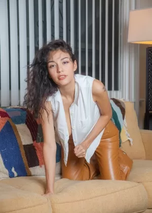 Длинноногая подросток Нимира показывает свое убийственное обнаженное тело на камеру