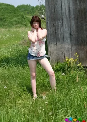 Teen amateur B4rbi3 bares her boobs behind an outbuilding in a denim miniskirt