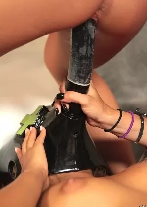 Стелла Феррари и ее подружка играют в развратные лесбийские секс-игры за деньги