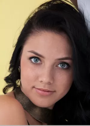 Брюнетка гламурная красотка освобождает маленькие подростковые сиськи и шикарную задницу от нижнего белья