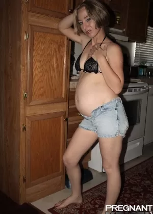 Беременная цыпочка Брианна снимает свое нижнее белье, чтобы позировать обнаженной в черных туфлях-лодочках