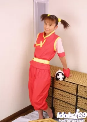 Симпатичная азиатка Луиза Лу обнажает свои маленькие сиськи в черных колготках