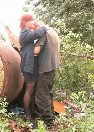 Более 30-летняя леди Айседора демонстрирует свое нижнее белье под юбкой, прежде чем раздеться догола