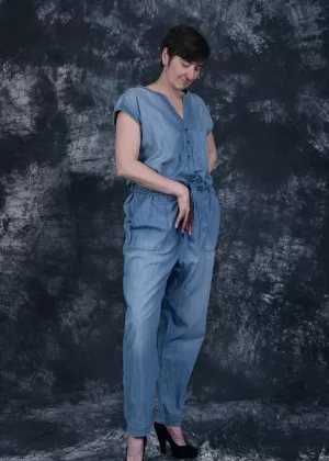 Волосатая модель Велма позирует с волосатыми ногами на каблуках и раздвинутым бобром