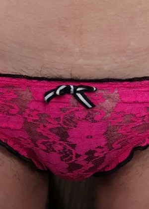 Пожилая леди Никки Ли щиплет соски и раздвигает волосатую вагину