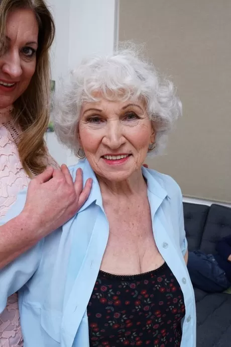 Пожилые дамы соблазняют молодого джентльмена заняться секс 1