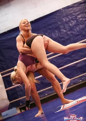 Обнаженные женщины участвуют в грязном соревновании по борьбе в грязи