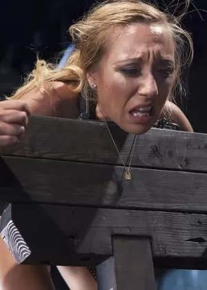 Связанную рабыню Вайолет Монро заставили сделать глубокий минет и трахнули в жопу на сеансе БДСМ