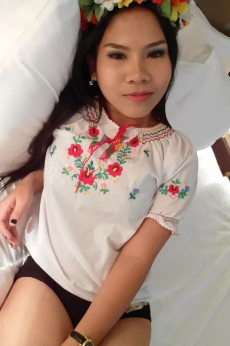 Любительская азиатка Азиза берет член в свою жопу в венке  3