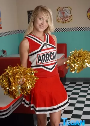 Симпатичная блондинка Тиган Саммерс моделирует не обнаженную натуру в своей форме болельщицы