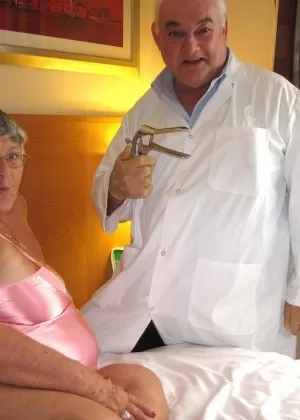 Толстая зрелая медсестра-гинеколог в черных чулках развлекается со своими игрушками