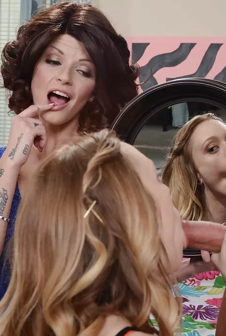 Пожилая пара соблазняет блондинку-подростка для сек 3