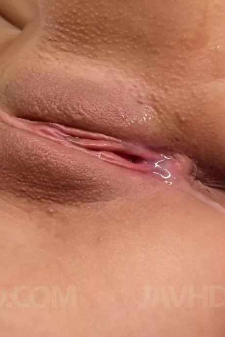 Какао Аяне с татуированной задницей сосет член и трахается в укромном уголке