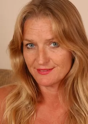 Пожилая блондинка Вики позволяет своим отвисшим сиськам свободно свисать сверху