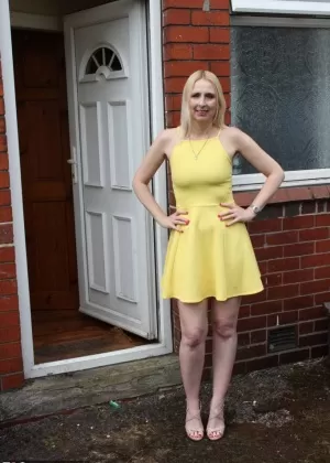 Блондинка любительница Трейси Лейн мелькает возле своего дома перед глубоким анальным трахом