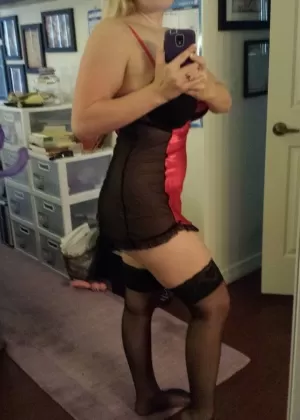 Любительница с большой грудью Даниэль делает голые селфи по всему дому 26271132