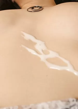 Голые японские красотки слизывают сперму с пальцев после двойной дрочки