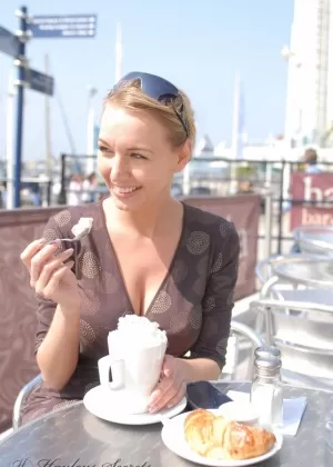 Грудастая брюнетка Тейлор обнажает свою подстриженную киску на заднем дворе во время раздевания