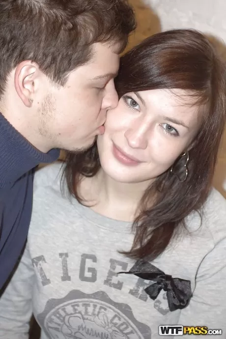 Порнозвезда брюнетка принимает участие в потрясающей любительской домашней сцене