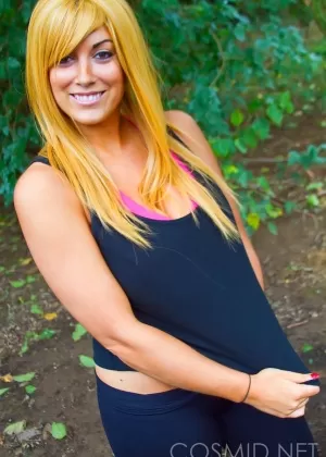 Довольная и счастливая толстушка-любительница Сара Стоун задирает юбку