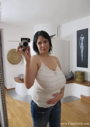 Любительская модель Монро Ли делает селфи со своей огромной грудью