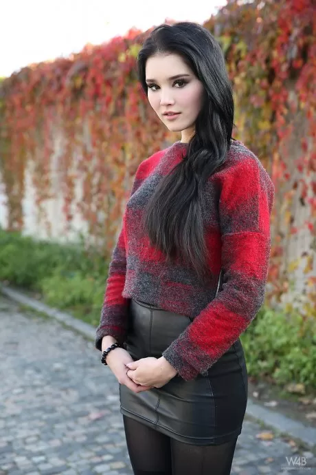 Брюнетка гламурная модель Малена в сапогах позирует не обнаженной на открытом воздухе