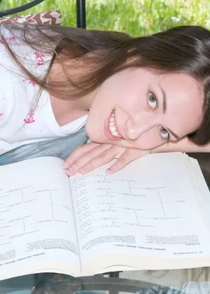 Лесбийские девушки Леди Баг Кейси снимают повязку с глаз перед тем, как заняться сексом в помещении