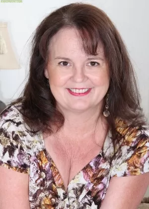 Домохозяйку Фелицию Макдональд легко убедить показать свою зрелую волосатую киску