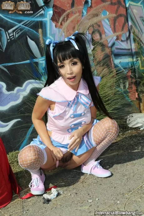 Азиатская шлюха пьет сперму из миски после того, как ее трахнули черные мужчины