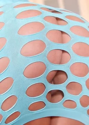 Евро красотка Амира Адара обнажает большую задницу на высоких каблуках, дроча анус пальцами