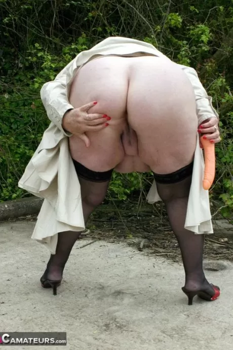 Толстая бабуля Либби мелькает у деревьев в пальто перед мастурбацией