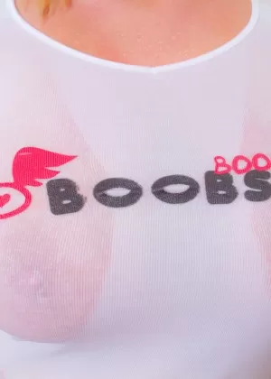 Татуированная мокрая красотка Моник Александер выставляет напоказ большие сиськи МИЛФ в ванной