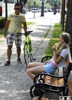 Британская любительница Хейли Мари Коппин обнажается в общественном парке