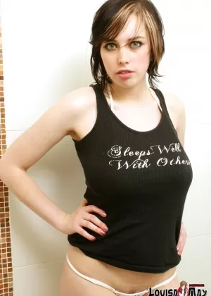 Сисястая цыпочка Стейси Пул так сексуально стоит под душем на открытом воздухе