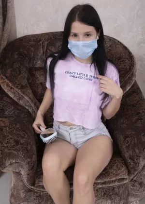 Миниатюрная 18-летняя Виола Вебер обнажает свою шикарную задницу перед трахом пальцами