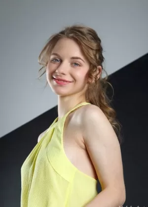 Миниатюрная молоденькая Белла Грей щеголяет зияющим анусом после того, как ее трахнули в жопу