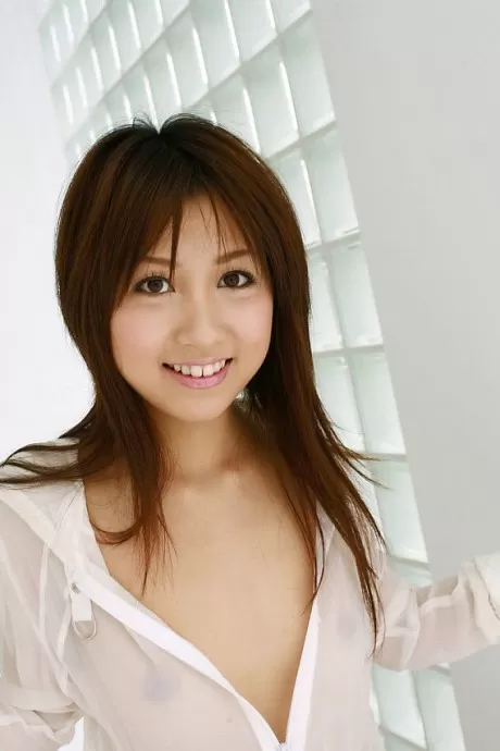 Японская красавица Рика Юки обнажает свои сиськи и кусты во время переодевания