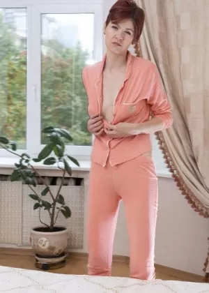 Рыжая с короткими волосами и пушистыми подмышками выставляет на всеобщее обозрение свою натуральную киску