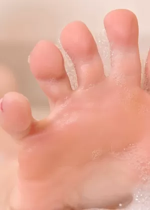 Горячая азиатская массажистка сосет член и дрочит в джакузи