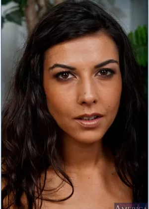 Сексуальная милфа брюнетка в чулках Лу Шармелль раздевается в офисе