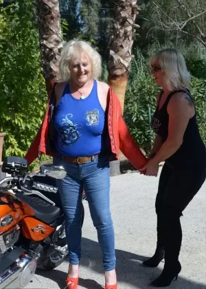 Пухленькая молоденькая Лиана Би и грудастые подружки лесбиянки теребят пизды и жопы