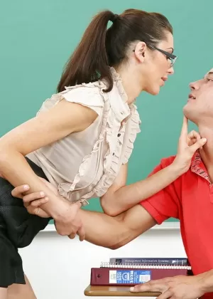 Татуированную милашку с потрясающей попкой трахают и кончают ей на лицо